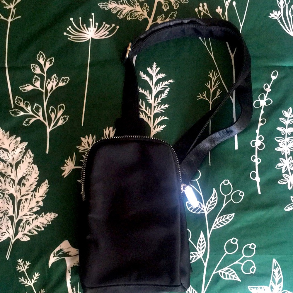 Back cross over bag with two pockets
